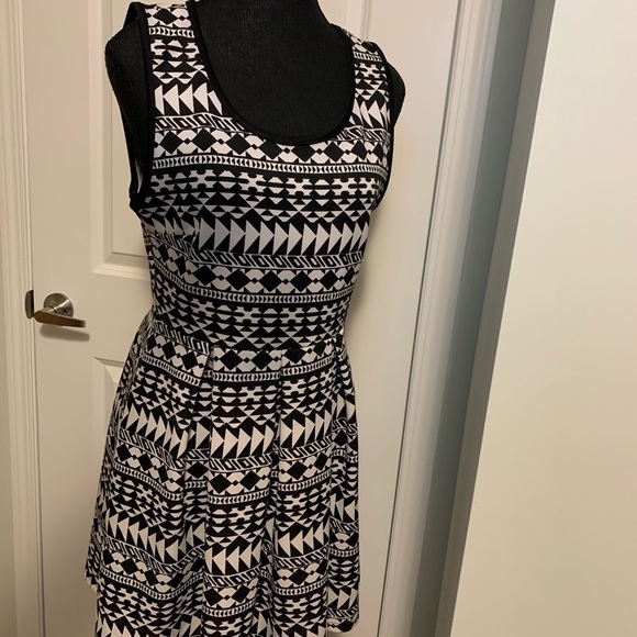 Forever 21 dress. Size M - Picture 3 of 9